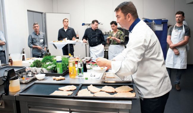 academy rational - clase llena de gente