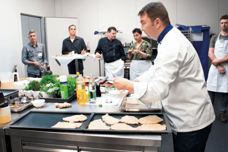 academy rational - clase llena de gente