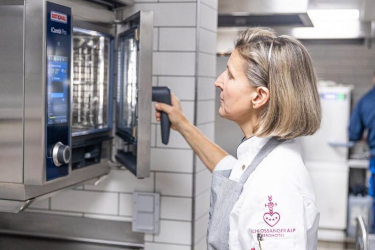 icombi pro - chef concinando