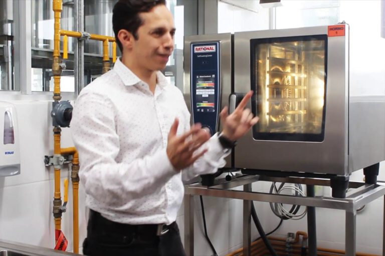hornos rational - profesional trabajando